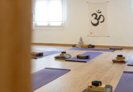 Sala con las esterillas de yoga extendidas en el suelo_Laura Rosselló