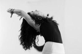 Fotografía blanco y negro Savia Yoga mujer practicando yoga