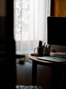 Detalle del escritorio con la ventana de fondo_Laura Rosselló