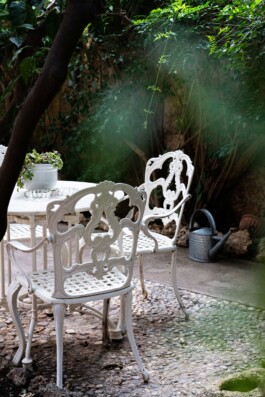 Jardín con sillas blancas de hierro _Laura Rosselló