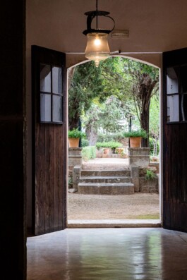 Puerta de entrada abierta hacia el jardín_Laura Rosselló