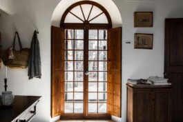 Ventana con puertas de madera_Laura Rosselló