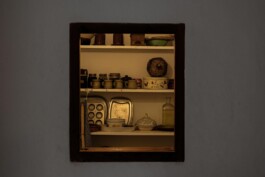 Ventana pequeña muestra la despensa de la cocina_Laura Rosselló