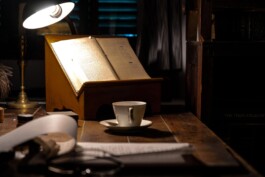 Detalle libro y taza de café_Laura Rosselló