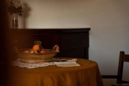 Mesa con mantel, frutero y libro_Laura Rosselló