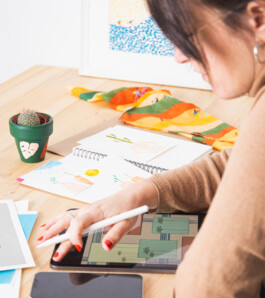Ilustradora Mediterranean Poppy trabajando en su tableta_Laura Rosselló