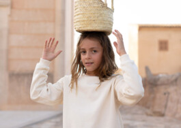 Niña sujetando una cesta con la cabeza Mediterranean Poppy_Laura Rosselló