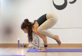 Mujer practicando Yoga en Savia Yoga_Laura Rosselló